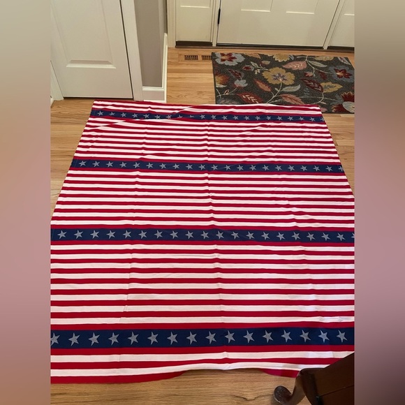 Sur la table Patriotic Stars and Stripes tablecloth - Picture 2 of 9